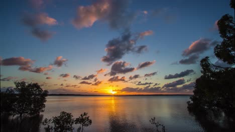 Zeitraffer-Sonnenuntergang-Und-Dämmerung-über-Einem-See-In-Warwick-Queensland-Australien-3