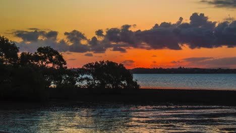 Zeitraffer-Sonnenuntergang-Und-Dämmerung-über-Einem-See-In-Warwick-Queensland-Australien-4