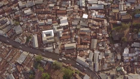 Remarkable-vista-aérea-shot-looking-straight-down-above-vast-overpopulated-slums-in-Kibera-Nairobi-Kenya