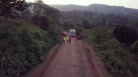 Antenne-über-Kenia-Läufer-Und-Olympische-Athleten,-Die-Auf-Einer-Unbefestigten-Straße-In-Ngong-Hills-Nairobi-Kenia-Trainieren-2