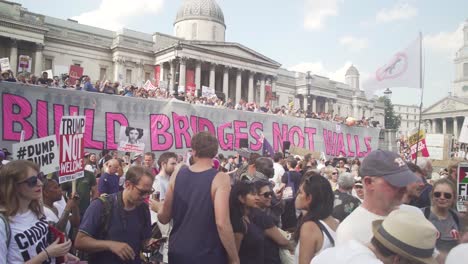 Riesige-Schilder-Mit-Der-Aufschrift-&quot;Brücken-Bauen,-Nicht-Mauern&quot;,-Während-Massen-Von-Demonstranten-Auf-Die-Straßen-Von-London-England-Gehen,-Um-Gegen-Den-Besuch-Von-Uns-Präsident-Donald-Trump-Zu-Protestieren