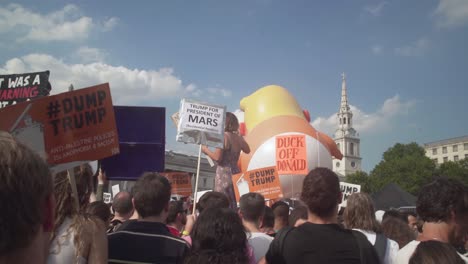 Der-Trump-Baby-Ballon-Schwebt-über-Riesigen-Demonstranten,-Die-Sich-Auf-Den-Straßen-Londons-Versammeln,-Um-Gegen-Den-Besuch-Von-US-Präsident-Donald-Trump