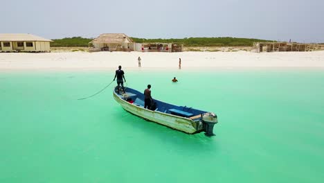 Eine-Wunderschöne-Kreisförmige-Antenne-Um-Ein-Afrikanisches-Fischerboot-Auf-Wunderschönen-Grünen-Gewässern-In-Dschibuti-Oder-Somalia