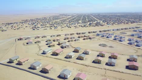 Antenne-über-Einer-Seltsamen-Verlassenen-Stadt-Mit-Leeren-Einsamen-Vororthäusern-In-Der-Wüste-Namibias-Afrikas