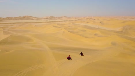 Gute-Antennen-über-ATV-Fahrzeuge,-Die-über-Die-Wüstensanddünen-In-Namibia-Afrika-Rasen-1