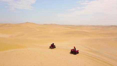 Gute-Antennen-über-ATV-Fahrzeuge,-Die-über-Die-Wüstensanddünen-In-Namibia-Afrika-Rasen-4
