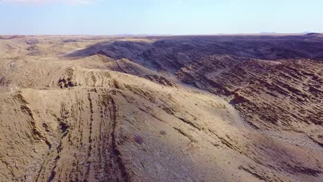 Luftaufnahme-über-Zerklüftete-Wüstenlandschaft-Und-Einzigartige-Geologie-In-Namibia-Afrika-1