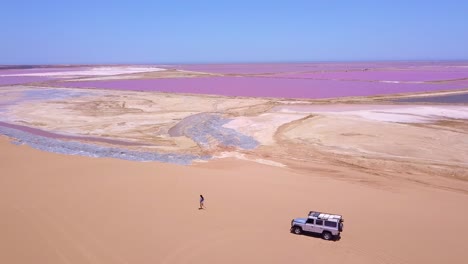 Increíble-Antena-Sobre-Una-Mujer-Trotando-O-Corriendo-En-Una-Colorida-Región-Rosada-Del-Salar-En-Namibia-África-3