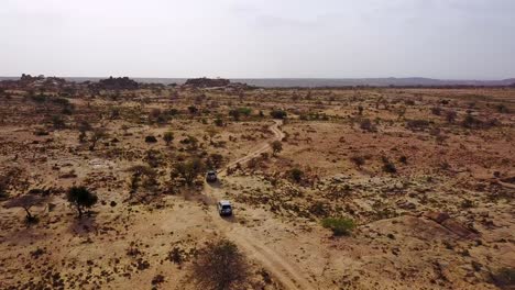 Buena-Antena-De-Jeeps-Safari-4wd-Moviéndose-A-Través-De-Somalia-Cerca-De-Hargeisa,-Somalilandia