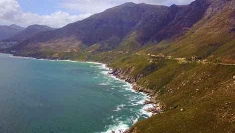 Vista-Aérea-of-the-beautiful-coastline-and-narrow-roads-south-of-Cape-Town-South-Africa