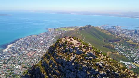 Vista-Aérea-shot-over-the-top-of-Lion\'s-Head-montaña-peak-reveals-Cape-Town-South-Africa-1
