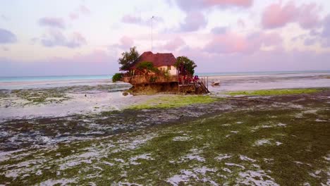 Una-Pequeña-Cabaña,-Restaurante-O-Bar-En-Una-Playa-Cerca-De-Stonetown-Zanzibar-África