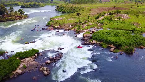 Antena-Sobre-Vigas-Rafting-En-El-Río-Nilo-En-Uganda,-África-1