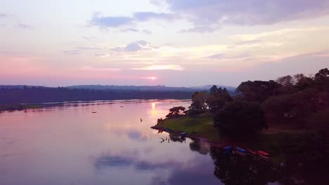 Schöne-Luftaufnahme-Bei-Sonnenuntergang-Entlang-Des-Nilflusses-In-Uganda-Afrika