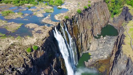 Hermosa-Toma-Aérea-De-Las-Majestuosas-Cataratas-Victoria-En-El-Río-Zambezi,-En-La-Frontera-De-Zimbabwe-Y-Zambia-Inspiración-De-África-1