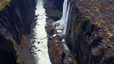 Toma-Aérea-De-Las-Majestuosas-Cataratas-Victoria-En-El-Río-Zambezi,-En-La-Frontera-De-Zimbabwe-Y-Zambia-Inspiración-De-África-2