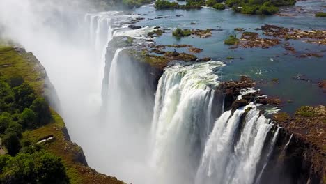 Toma-Aérea-De-Las-Majestuosas-Cataratas-Victoria-En-El-Río-Zambezi,-En-La-Frontera-De-Zimbabwe-Y-Zambia-Inspiración-De-África-4