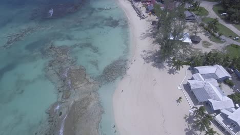 Langsames-Aufkippen-Der-Luft-Zeigt-Die-Küste-Der-Bahamas-Mit-Luxuriösen-Resorthotels