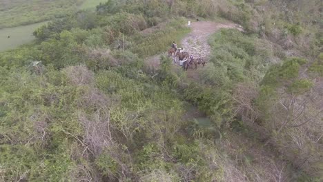 Luftaufnahme-Von-Reitern-In-Den-Bergen-Von-Kuba