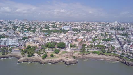 Aérea-Acercándose-A-Santo-Domingo,-La-Capital-De-La-República-Dominicana.