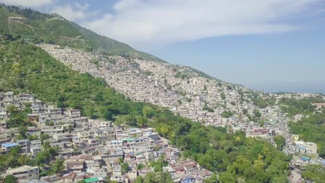 Increíble-Panorámica-Aérea-Sobre-Los-Barrios-De-Tugurios-Favela-Y-Barrios-De-Chabolas-En-El-Distrito-De-Cite-Soleil-De-Port-Au-Prince,-Haití