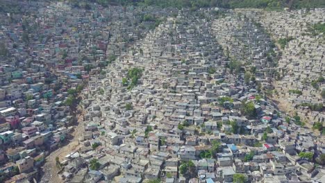 Increíble-Antena-Revela-Las-Interminables-Favelas-De-Tugurios-Y-Barrios-De-Chabolas-En-El-Distrito-De-Cite-Soleil-De-Port-Au-Prince-Haití-Con-El-Estadio-De-Fútbol-En-Primer-Plano