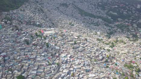 Increíble-Antena-Sobre-Los-Barrios-De-Tugurios,-Favelas-Y-Barrios-De-Chabolas-En-El-Distrito-De-Cite-Soleil-De-Port-Au-Prince,-Haití-Con-Estadio-De-Fútbol-En-Primer-Plano-2