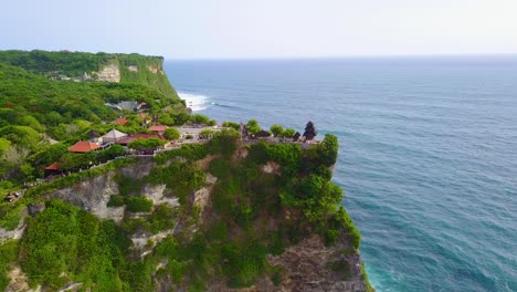 Vista-Aérea-over-the-beautiful-Hindu-temple-Tanah-Lot-perched-on-a-cliff-in-Bali-Indonesia
