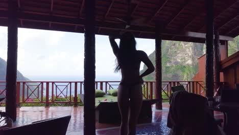 Una-Mujer-Sexy-Sale-Al-Balcón-De-Un-Hotel-O-Resort-En-La-Isla-Caribeña-De-Santa-Lucía.