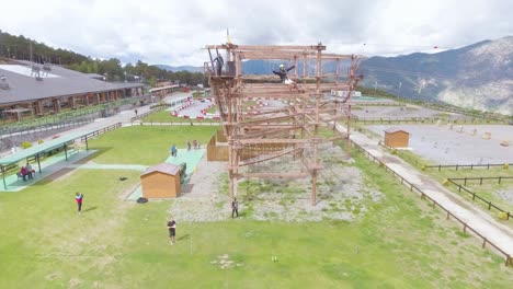 Schöne-Antenne-Eines-Mannes,-Der-Auf-Einer-Zipline-Von-Einem-Hohen-Turm-In-Andorra-Europa-Ziplining