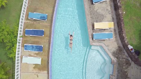 Antena-De-Una-Mujer-Sexy-Relajándose-En-La-Piscina-De-Un-Condominio-O-Casa-De-Lujo-En-La-Isla-Caribeña-De-Santa-Lucía