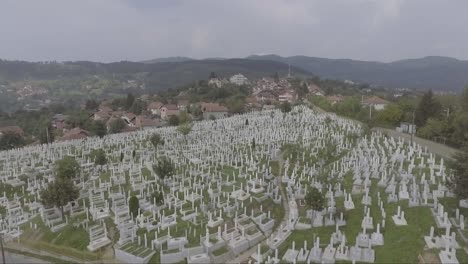 Antena-De-Un-Gran-Cementerio-Con-Lápidas-Cerca-De-Sarajevo,-Bosnia-Tras-La-Devastadora-Guerra-Civil-En-La-Antigua-Yugoslavia-2