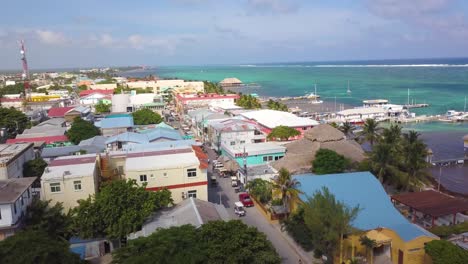 Antena-Sobre-La-Ciudad-De-Belice,-El-Puerto-Y-El-Centro-De-La-Ciudad-De-Belice