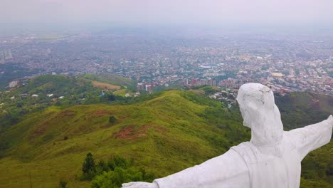 Toma-Aérea-Alrededor-De-La-Estatua-De-Cristo-Rey-En-Cali-Colombia-1