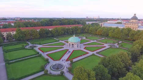 Antenne-über-Hofgarten-Park-Mit-Mustergehwegen-In-München-Bayern-Deutschland