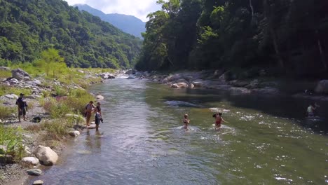 Antena-Sobre-Un-Grupo-De-Personas-Cruzando-Un-Remoto-Río-De-La-Jungla-En-Honduras