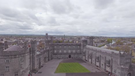 Elevación-De-La-Antena-Sobre-El-Castillo-De-Kilkenny-En-Irlanda