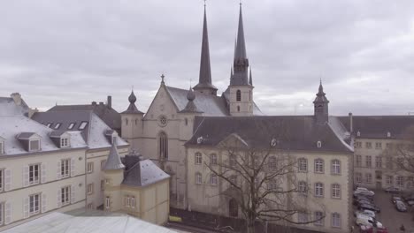 Steigende-Antenne-über-Kirche-Und-Stadtbild-Der-Innenstadt-Von-Luxemburg-Stadt