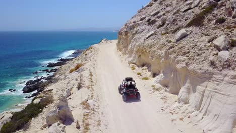 Gute-Antenne-Eines-ATVs,-Der-Auf-Einer-Unbefestigten-Straße-In-Der-Nähe-Von-Cabo-Baja-Mexico-Beschleunigt-1