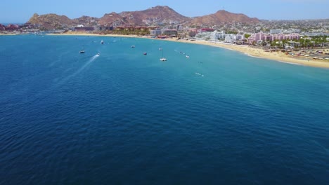 Gran-Establecimiento-De-Toma-Aérea-De-Cabo-San-Lucas,-Baja-California,-México,-Hoteles-Y-Complejos-Turísticos-A-Lo-Largo-De-La-Costa