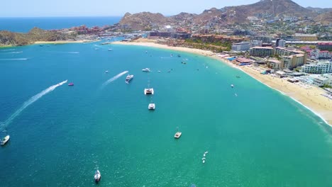 Gran-Toma-Aérea-De-Establecimiento-De-Cabo-San-Lucas,-Baja-California,-México,-Hoteles-Y-Resorts-A-Lo-Largo-De-La-Costa-1