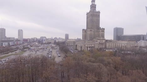 Toma-Aérea-Ascendente-Del-Palacio-De-La-Cultura-Y-La-Ciencia-En-Varsovia,-Polonia