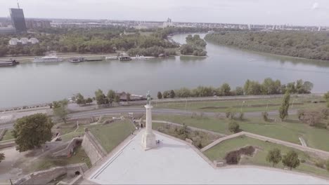 Antenne-Von-Pobednik-Das-Siegerstatue-Denkmal-Am-Zusammenfluss-Von-Donau-Und-Sava-In-Belgrad-Serbien-Ser