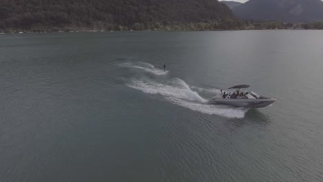 Buena-Antena-De-Esquí-Acuático-Wakeboard-En-Alke-En-Interlaken,-Suiza