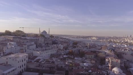 Antenne-Von-Istanbul-Türkei-Altstadt-Skyline-Mit-Moscheen-Und-Bosporus-Brücken-Entfernt