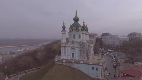 Antena-Sobre-Una-Iglesia-De-Estilo-Ortodoxo-Ruso-En-Kiev,-Ucrania