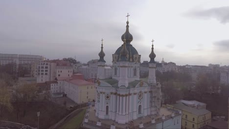 Antena-Alrededor-De-Una-Iglesia-De-Estilo-Ortodoxo-Ruso-En-Kiev,-Ucrania