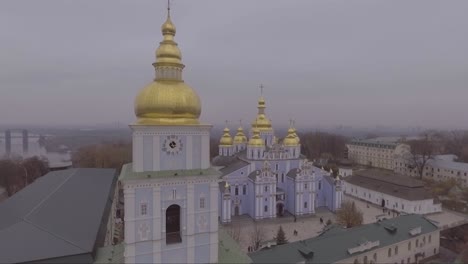 Antena-Alrededor-De-Un-Monasterio-De-Cúpula-Dorada-De-San-Miguel,-La-Iglesia-De-Estilo-Ortodoxo-Ruso-En-Kiev,-Ucrania