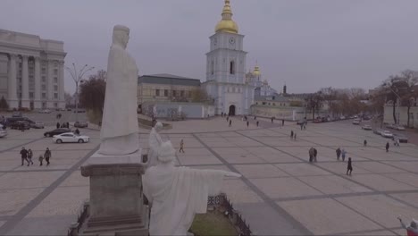 Antenne-Um-Eine-St.-Michael&#39;s-Gold-Kuppel-Klosterkirche-Im-Russisch-orthodoxen-Stil-In-Kiew,-Ukraine-1