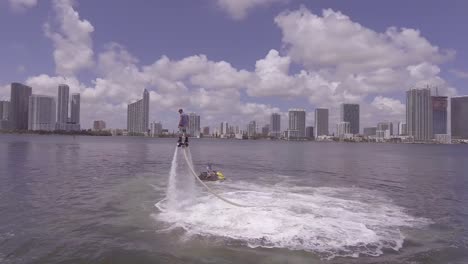 Un-Hombre-Flota-Con-Un-Flyboard-Jetpack-De-Agua-En-El-Océano-En-Miami,-Florida-1